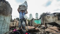 Sementara sejumlah warga terlihat mencari sisa barang di puing-puing rumah yang ludes akibat kebakaran.