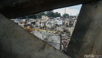 Rumah-rumah di permukiman padat itu terlihat hancur dan puing-puing berserakan di lokasi.