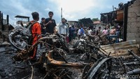 Sebelumnya, kebakaran itu terjadi pukul 00.35 WIB tadi. Sebanyak 39 unit mobil pemadam dengan 170 personel dikerahkan untuk menangani kebakaran tersebut.