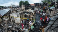 Petugas pemadam kebakaran melakukan proses pemadaman api pukul 00.45 WIB dan baru tuntas sekitar pukul 06.00 WIB.