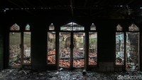 Sebuah masjid hangus terbakar.