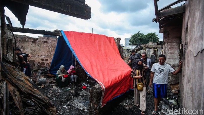 Kebakaran melanda kawasan padat penduduk di Jalan Kemayoran Gempol, Kebon Kosong, Kemayoran, Jakarta Pusat (Jakpus). Ratusan rumah ludes akibat kebakaran itu.