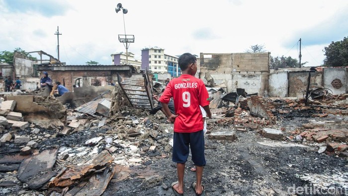 Kebakaran melanda kawasan padat penduduk di Jalan Kemayoran Gempol, Kebon Kosong, Kemayoran, Jakarta Pusat (Jakpus). Ratusan rumah ludes akibat kebakaran itu.