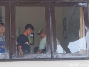 Massa Pesilat Rusak Polsek Watulimo Trenggalek, Minta Teman Dibebaskan