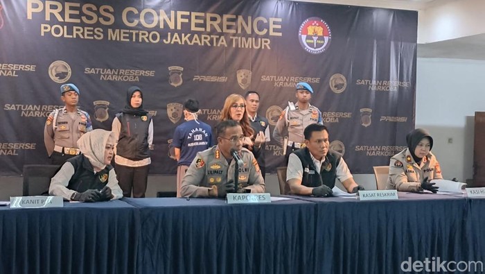 Konferensi pers kasus pencabulan 5 santri oleh pemilik pondok pesantren dan guru ngaji di Duren Sawit, Jakarta Timur (Wildan Noviansah/detikcom)