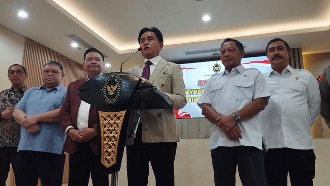 Konferensi pers Menko Yusril soal pinjol (Fawdi/detikcom)
