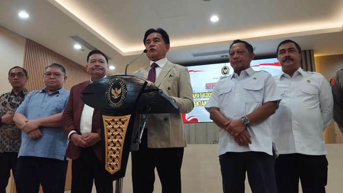 Konferensi pers Menko Yusril soal pinjol (Fawdi/detikcom)