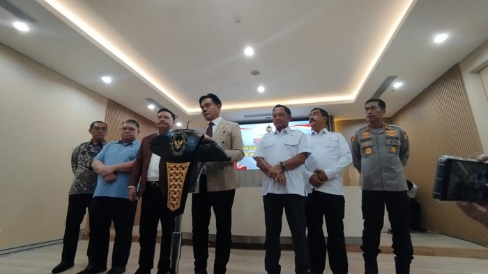 Konferensi pers Menko Yusril soal pinjol (Fawdi/detikcom)
