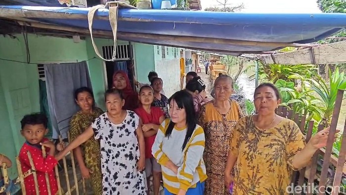 Warga Kelurahan Kuripan, Kecamatan Teluk Betung Barat, Kota Bandar Lampung curhat soal bantuan pascabanjir yang tak merata. Meraka merasa seperti anak tiri.