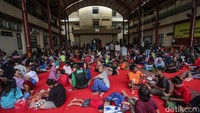 Kebakaran terjadi di kawasan padat penduduk di Jalan Kemayoran Gempol, Kebon Kosong, Jakarta Pusat. Warga yang terdampak kebakaran kini diungsikan ke posko bencana Polres Metro Jakarta Pusat.  