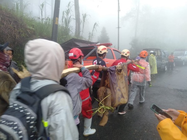 Kemensos Beri Bantuan Makanan-Selimut ke Korban Longsor Pekalongan