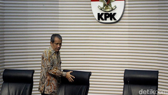 Deputi Pencegahan dan Monitoring Komisi Pemberantasan Korupsi (KPK) Pahala Nainggolan (tengah) bersama juru bicara bidang pencegahan KPK Budi Prasetyo (kanan) memberikan pernyataan pers di Gedung Merah Putih KPK, Jakarta, Selasa (21/1/2025) terkait LHKPN 100 hari kabinet merah putih. KPK menyatakan terdapat 124 orang di Kabinet Merah Putih yang wajib melaporkan LHKPN. Namun, satu orang yang merupakan staf khusus baru dilantik 6 Desember 2024, sehingga batas akhir pelaporan LHKPN masih 6 Maret 2025.
