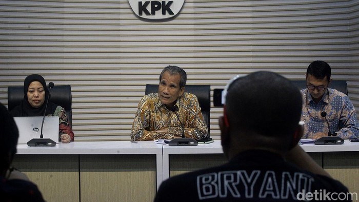 Deputi Pencegahan dan Monitoring Komisi Pemberantasan Korupsi (KPK) Pahala Nainggolan (tengah) bersama juru bicara bidang pencegahan KPK Budi Prasetyo (kanan) memberikan pernyataan pers di Gedung Merah Putih KPK, Jakarta, Selasa (21/1/2025) terkait LHKPN 100 hari kabinet merah putih. KPK menyatakan terdapat 124 orang di Kabinet Merah Putih yang wajib melaporkan LHKPN. Namun, satu orang yang merupakan staf khusus baru dilantik 6 Desember 2024, sehingga batas akhir pelaporan LHKPN masih 6 Maret 2025.