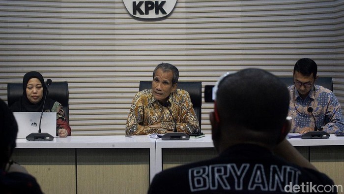 KPK Paparkan LHKPN Kabinet Merah Putih Deputi Pencegahan dan Monitoring Komisi Pemberantasan Korupsi (KPK) Pahala Nainggolan (tengah) bersama juru bicara bidang pencegahan KPK Budi Prasetyo (kanan) memberikan pernyataan pers di Gedung Merah Putih KPK, Jakarta, Selasa (21/1/2025) terkait LHKPN 100 hari kabinet merah putih. KPK menyatakan terdapat 124 orang di Kabinet Merah Putih yang wajib melaporkan LHKPN. Namun, satu orang yang merupakan staf khusus baru dilantik 6 Desember 2024, sehingga batas akhir pelaporan LHKPN masih 6 Maret 2025.