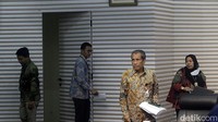 KPK juga menyebut ada pejabat baru yang hartanya Rp 5,4 triliun. Pahala belum menyebut siapa orang dengan LHKPN tertinggi itu. Dia hanya menyebut semua data LHKPN itu akan ditampilkan.  