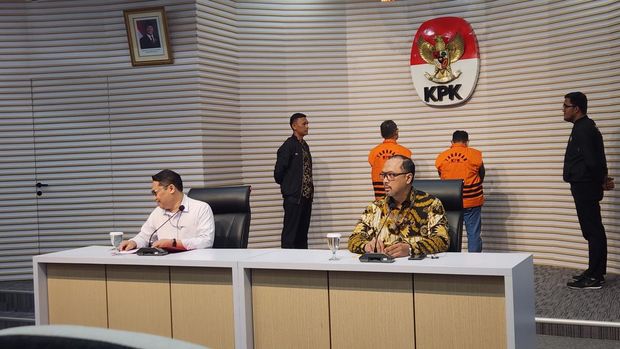 KPK tahan Bupati Situbondo Karna Suwandi sebagai tersangka korupsi dana PEN (Adrial/detikcom)