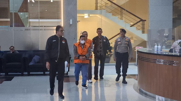 KPK tahan Bupati Situbondo Karna Suwandi sebagai tersangka korupsi dana PEN (Adrial/detikcom)