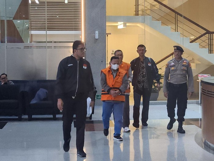 KPK tahan Bupati Situbondo Karna Suwandi sebagai tersangka korupsi dana PEN (Adrial/detikcom)