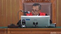 Untuk termohon, hari ini belum hadir. Kami memperoleh surat permintaan penundaan sidang tertanggal 16 Januari pasca termohon dipanggil oleh pengadilan untuk hadir hari ini, kata Hakim Djuyamto dalam persidangan di PN Jaksel, Jakarta, Selasa (21/1/2025).  