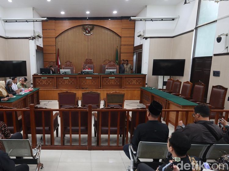 KPK Tak Terlihat, Sidang Gugatan Praperadilan Hasto Ditunda