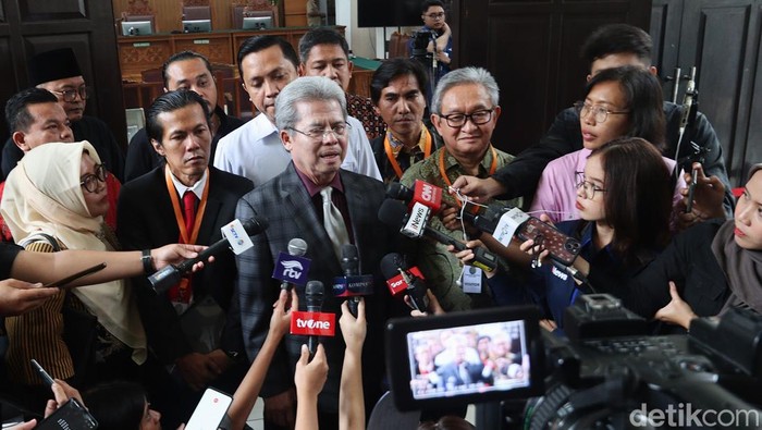 Sidang praperadilan penetapan status tersangka Sekjen PDIP Hasto Kristiyanto ditunda. Sidang ditunda karena pihak Komisi Pemberantasan Korupsi (KPK) tidak hadir.