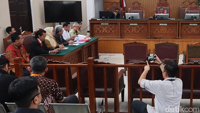 Sidang praperadilan penetapan status tersangka Sekjen PDIP Hasto Kristiyanto ditunda. Sidang ditunda karena pihak Komisi Pemberantasan Korupsi (KPK) tidak hadir.