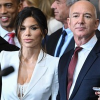 Lauren Sanchez memang tak asing dengan penampilan dan gaya hidup mewah terlebih setelah bertunangan dengan Jeff Bezos. Dalam acara pengambilan sumpah Trump sebagai presiden AS, ia pun tak ragu tampil maksimal dengan busana yang terbuka. Foto: dok. AFP