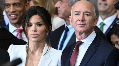 Gaya Seksi Tunangan Jeff Bezos yang Dikritik di Inaugurasi Trump: Salah Tempat