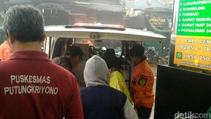 Lima korban longsor Petungkriyono, Pekalongan di puskesmas dibawa ke RS Kajen, Selasa (17/1/2025).