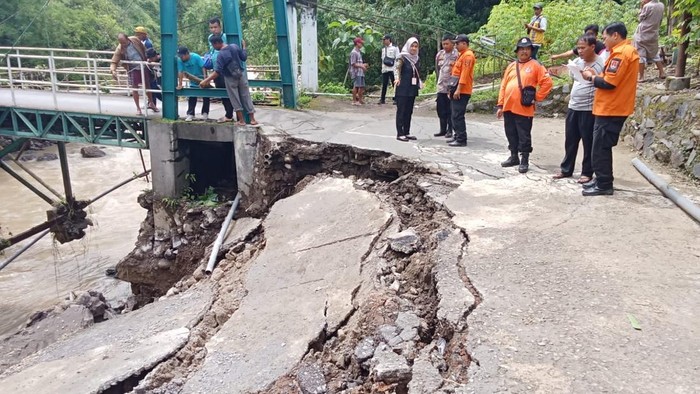 Longsor di jalan tembus Undip-Unnes, Kelurahan Sekaran, Kecamatan Gunung Pati, Kota Semarang, Selasa (21/1/2025).