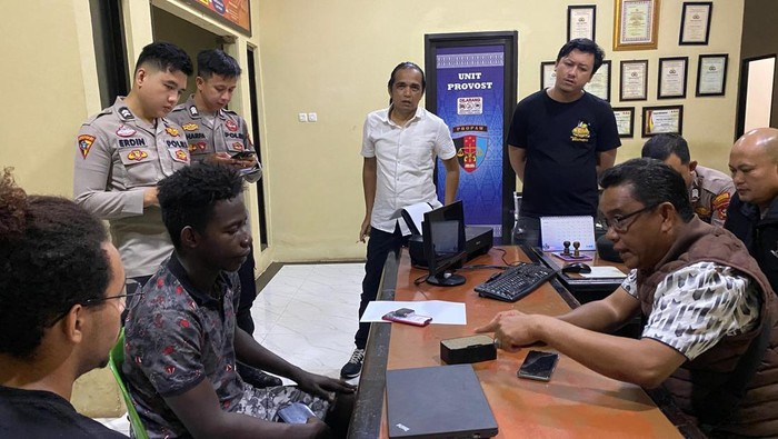 Mahasiswa Unsri asal Sudan saat diambil keterangan oleh polisi usai menjadi korban pencurian.