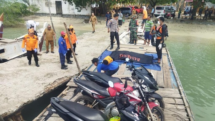 Nelayan di Belitung, Ronal Irawan (50) hilang saat mencari udang. Korban kemudian ditemukan tewas, dan penyebabnya diduga jatuh dari perahu miliknya.