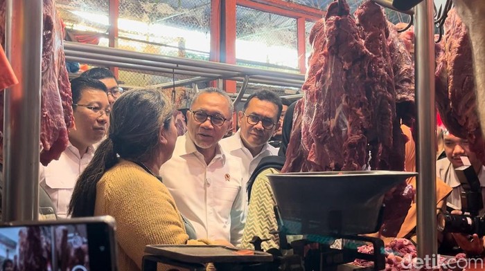 Menko Pangan Zulkifli Hasan saat berada di kios pedagang daging di Pasar Sei Sikambing Medan. (Kartika Sari/detikSumut)