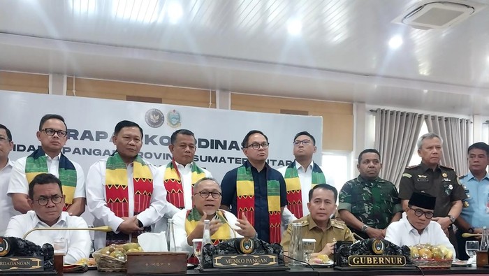 Menko Pangan Zulkifli Hasan saat memimpin rakor di Aula Tengku Rizal Nurdin.