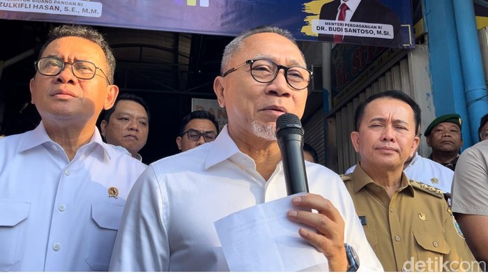 Menko Pangan Zulkifli Hasan (tengah) usai tinjau harga bahan pokok di Pasar Sei Sikambing Medan, Selasa (21/1/2025). (Kartika Sari/detikSumut)