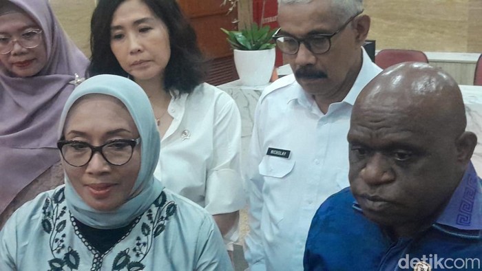 Menteri Hak Asasi Manusia (HAM) Natalius Pigai menyambangi kantor Menteri Pemberdayaan Perempuan dan Perlindungan Anak (PPPA), Arifah Fauzi (Devi/detikcom)