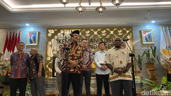 Menteri Hak Asasi Manusia (HAM) Natalius Pigai menyambangi kantor Menteri Sosial (Mensos) Gus Ipul. Foto: Devi/detikcom.