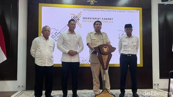 Menteri Perumahan dan Kawasan Permukiman Maruarar Sirait (ketiga dari kiri) (Eva/detikcom)