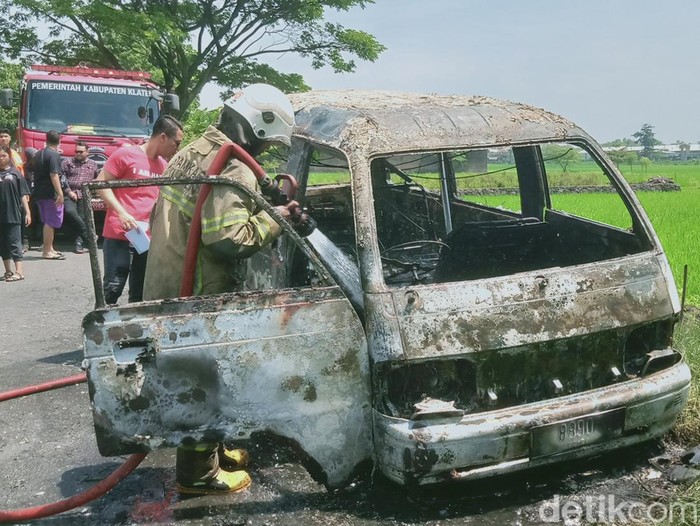 Mobil ludes terbakar di jalan Mlese-Trucuk, Kecamatan Trucuk, Klaten, Selasa (21/1/2025).