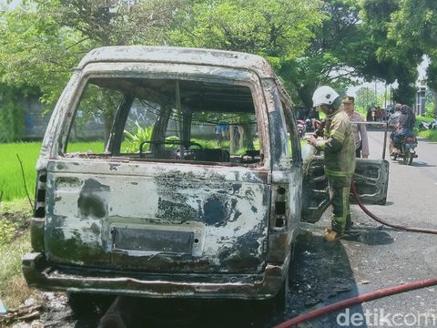 Mobil ludes terbakar di jalan Mlese-Trucuk, Kecamatan Trucuk, Klaten, Selasa (21/1/2025).