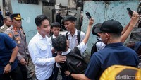 Gibran sempat jadi rebutan foto bersama saat meninjau lokasi kebakaran.