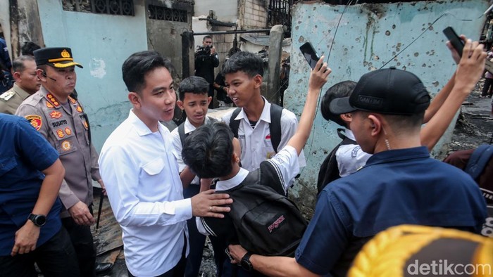 Wakil Presiden Gibran Rakabuming Raka meninjau lokasi kebakaran di Kemayoran, Jakarta, Selasa (21/1/2025).