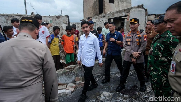 Wakil Presiden Gibran Rakabuming Raka meninjau lokasi kebakaran di Kemayoran, Jakarta, Selasa (21/1/2025).