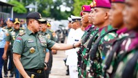 Agus Subiyanto juga mengecek pasukan yang hadir dalam acara peresmian Gedung Trisula Denjaka.  