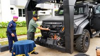 Panglima TNI secara simbolis menyerahkan kendaraan khusus (ransus) mobile dual ramp system.