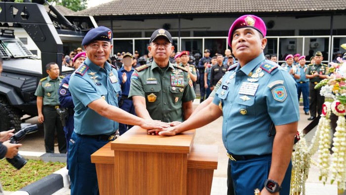 Momen Panglima TNI Resmikan Gedung Trisula Denjaka Panglima TNI Jenderal TNI Agus Subiyanto meresmikan Gedung Trisula Barak Siaga Detasemen Jalamangkara (Denjaka) dan menyerahkan Kendaraan Khusus (Ransus) Mobile Dual Ramp System, bertempat di Kesatrian Marinir Arthur Solang Denjaka, Cilandak, Jakarta Selatan, Senin (20/01/2025).