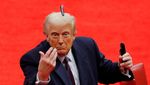 Momen Trump Lempar Pena usai Dilantik Jadi Presiden AS