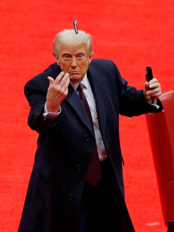 Momen Trump Lempar Pena usai Dilantik Jadi Presiden AS U.S. President Donald Trump throws a pen after he signed executive orders next to U.S. Vice President JD Vance on the inauguration day of Trumps second Presidential term, inside Capital One Arena, in Washington, U.S. January 20, 2025. REUTERS/Brian Snyder