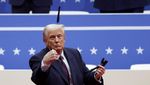 Momen Trump Lempar Pena usai Dilantik Jadi Presiden AS