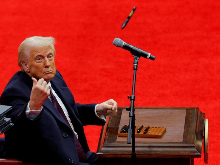 Momen Trump Lempar Pena usai Dilantik Jadi Presiden AS U.S. President Donald Trump throws a pen after he signed executive orders next to U.S. Vice President JD Vance on the inauguration day of Trump's second Presidential term, inside Capital One Arena, in Washington, U.S. January 20, 2025. REUTERS/Brian Snyder
